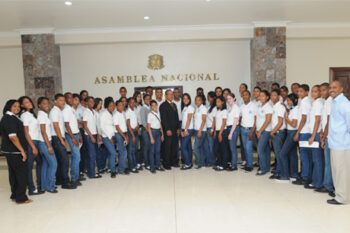 Diputado Frank Soto instruye a estudiantes sobre proceso legislativo