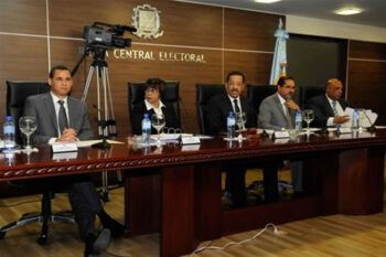 JCE acoge candidaturas presidenciales; rechaza seis a diputados ultramar