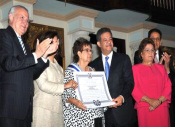 Fernández condecora a Gladys Gutierrez y a otras 10 mujeres destacadas