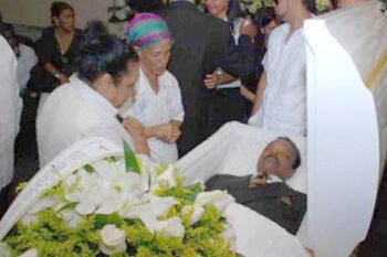 Personalidades acuden a funeraria para despedir a Corporán
