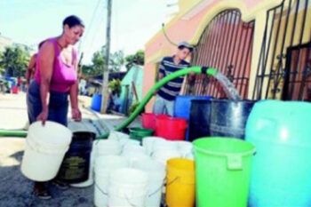 Ciudadanos desperdician mucha agua, dice la CAASD