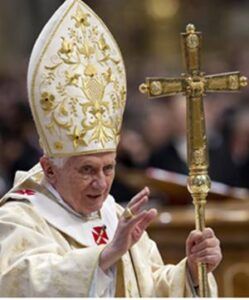 El papa estudia publicar un documento para adelantar el cónclave