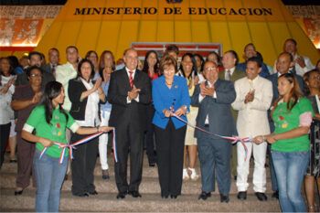 Ministerio de Educación inaugura pabellón en Feria del Libro