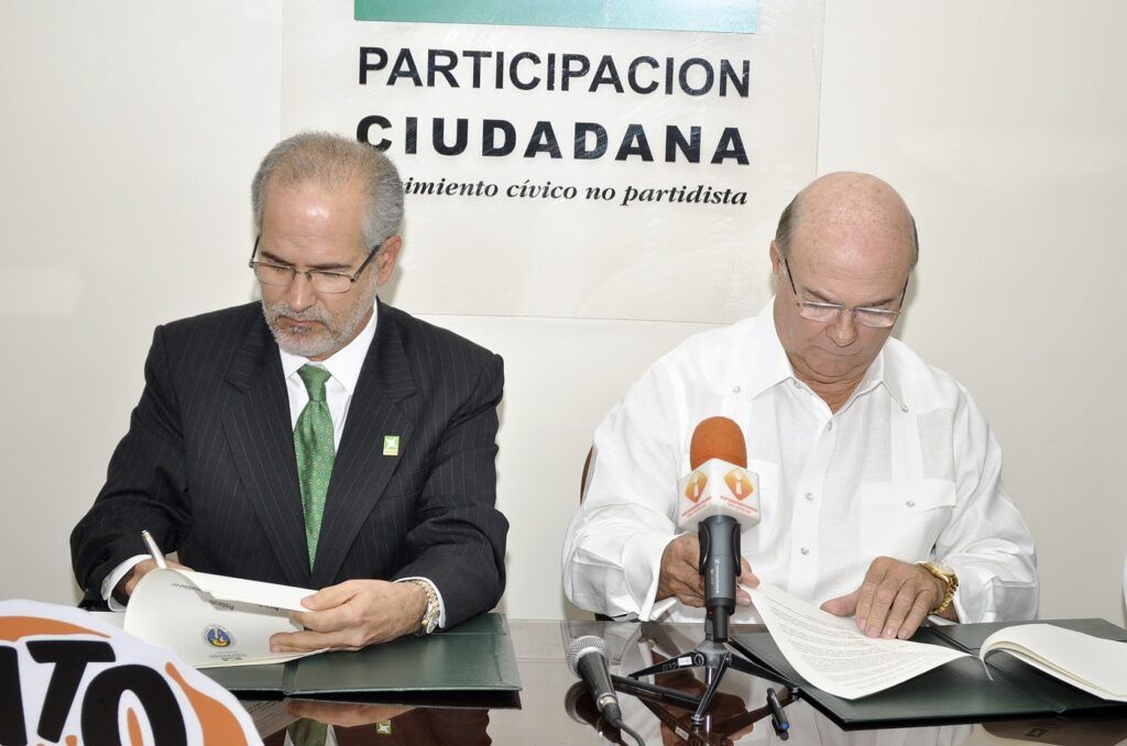 Hipólito Mejía firma pacto por la Transparencia y la Institucionalidad en PC