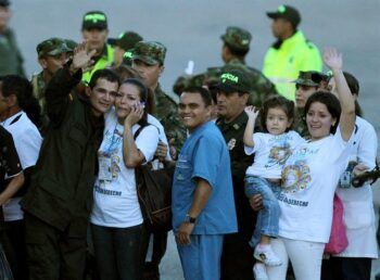 Maltrato, cadenas y fugas entre los momentos más duros de liberados por FARC