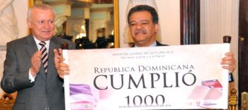 Fernández completa maratón de mil horas de lecturas continúa