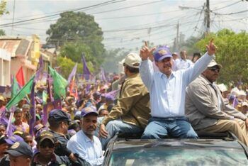 Lanzan objeto al presidente en caravana