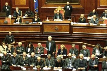 Italia quiere reducir en casi doscientos el número de sus parlamentarios