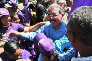 Danilo encabeza celebración con simpatizantes en casa nacional del PLD