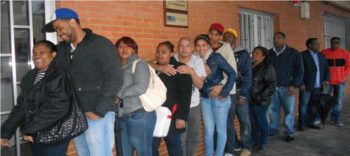 Los dominicanos residentes en España acuden a votar