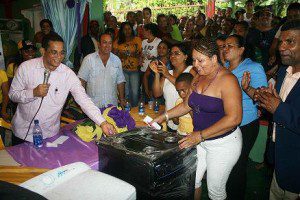 Jose Rafael Vargas erntrega una estufa en Joba Arriba