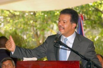 Presidente Fernández parte viaja hacia Europa