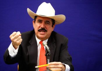 Operan con «éxito» al expresidente Zelaya tras caída en capital dominicana