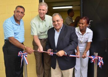 INDOTEL instala sala digital en escuela Los Manantiales de Verón