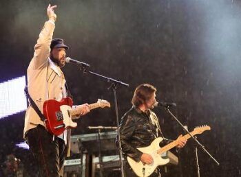 Juan Luis Guerra puso a bailar hasta a la lluvia en vibrante concierto