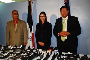 Fiscal de la Provincia de Santo Domingo entrega 402 armas MIP