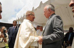 Rafael Alburquerque saluda al nuevo obispo