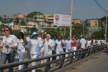 Mujeres del PRD lanzan flores al Rio Ozama para honrar el 51 aniversario de su llegada al país