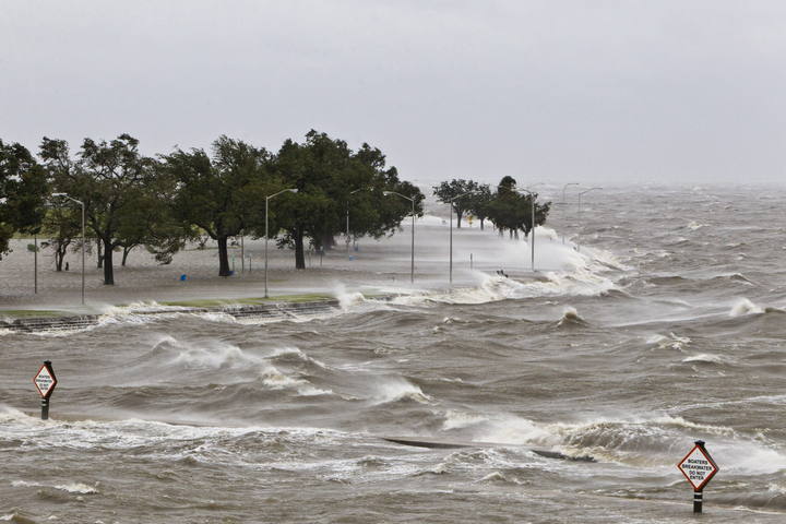 Bonnie se convierte en «gran huracán» y se aleja de costas del Pacífico mexicano