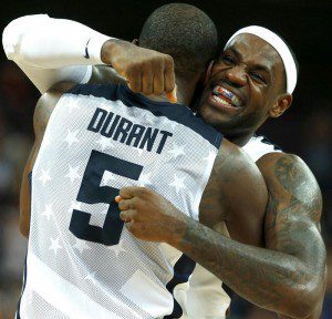 Jemes abraza a Durant luego de la victoria.