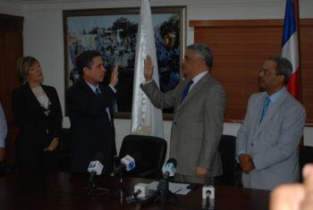 Miguel Vargas alista al PRD para tomar el poder; juramenta destacado médico