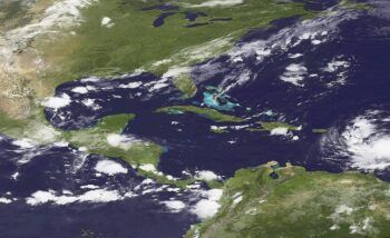 Tormenta Isaac está un poco debilitada y más al sur del país, según Meteorología