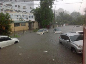 Urbanización Fernández en la Av. Churchill, vulnerables ante las lluvias. Foto de Randy Holguin.