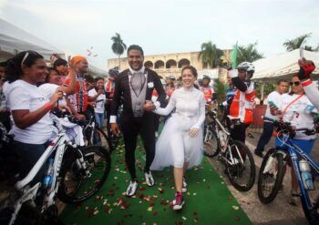 Dos novios dominicanos celebran la primera boda en bicicleta de su país