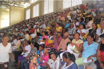 Miles de feligreses se congregan en concierto de sanación espiritual