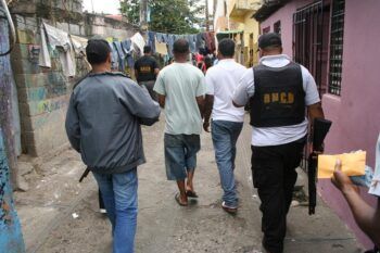 DNCD y Fiscalía desmantelan madriguera de venta crack y coca en barrio Villa Consuelo