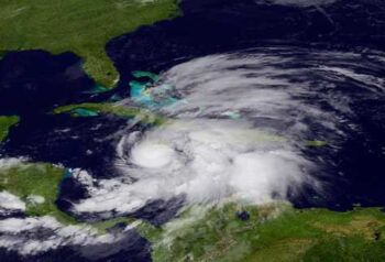 «Sandy» cruza las Bahamas, deja lluvias en Florida y amenaza al este de EEUU