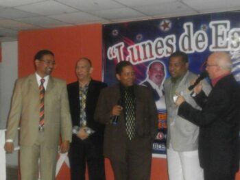 Entregan reconocimiento al Locutor Justo Méndez