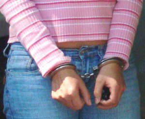 Mujer apresada.