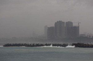 Lluvias en el Malecón de la capital. 
