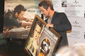 Alejandro Sanz recibe un disco de oro en Hollywood por «La música no se toca»