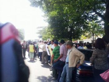 Profesores protestan por pensión y aumento salarial