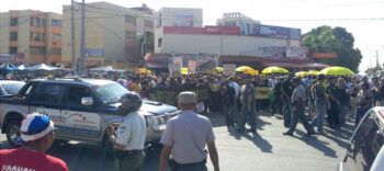 Organizaciones marchan hacia el Congreso en contra de reforma fiscal