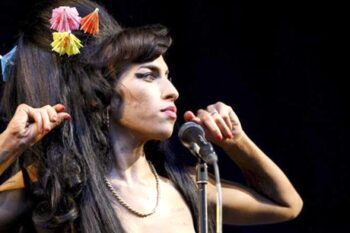 Los solistas famosos suelen morir antes que los miembros de grupos de música