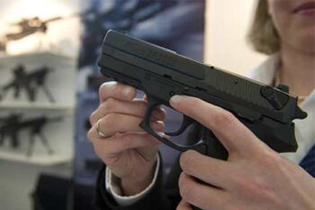 Varios estados de EEUU exploran medidas para permitir armas en las escuelas