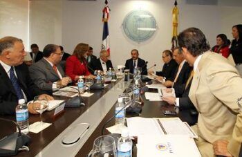 Presidente Medina se reúne con líderes de Santiago