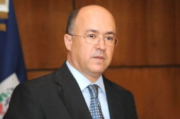 Domínguez Brito dice Bahía de las Águilas será defendida en el marco de la ley