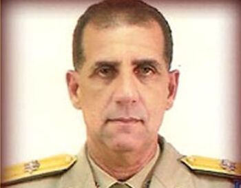 Se entrega mayor general retirado acusado de violencia intrafamiliar