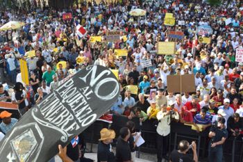 Decenas protestan contra corrupción y reforma fiscal