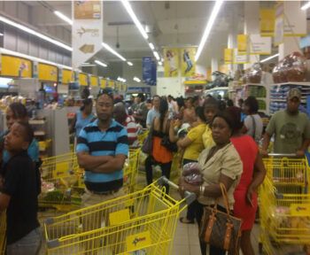 Tiendas lucen abarrotas por compra de artículos navideños