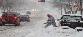 Dos muertos y más de 600,000 hogares sin electricidad por tomenta de nieve EEUU