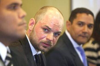 Imponen fianza a presentador acusado de quemar mago