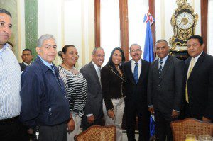 Presidente Medina con periodistas que cubren la fuente del Palacio.