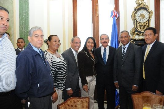 Presidente Medina comparte con la prensa en un encuentro navideño