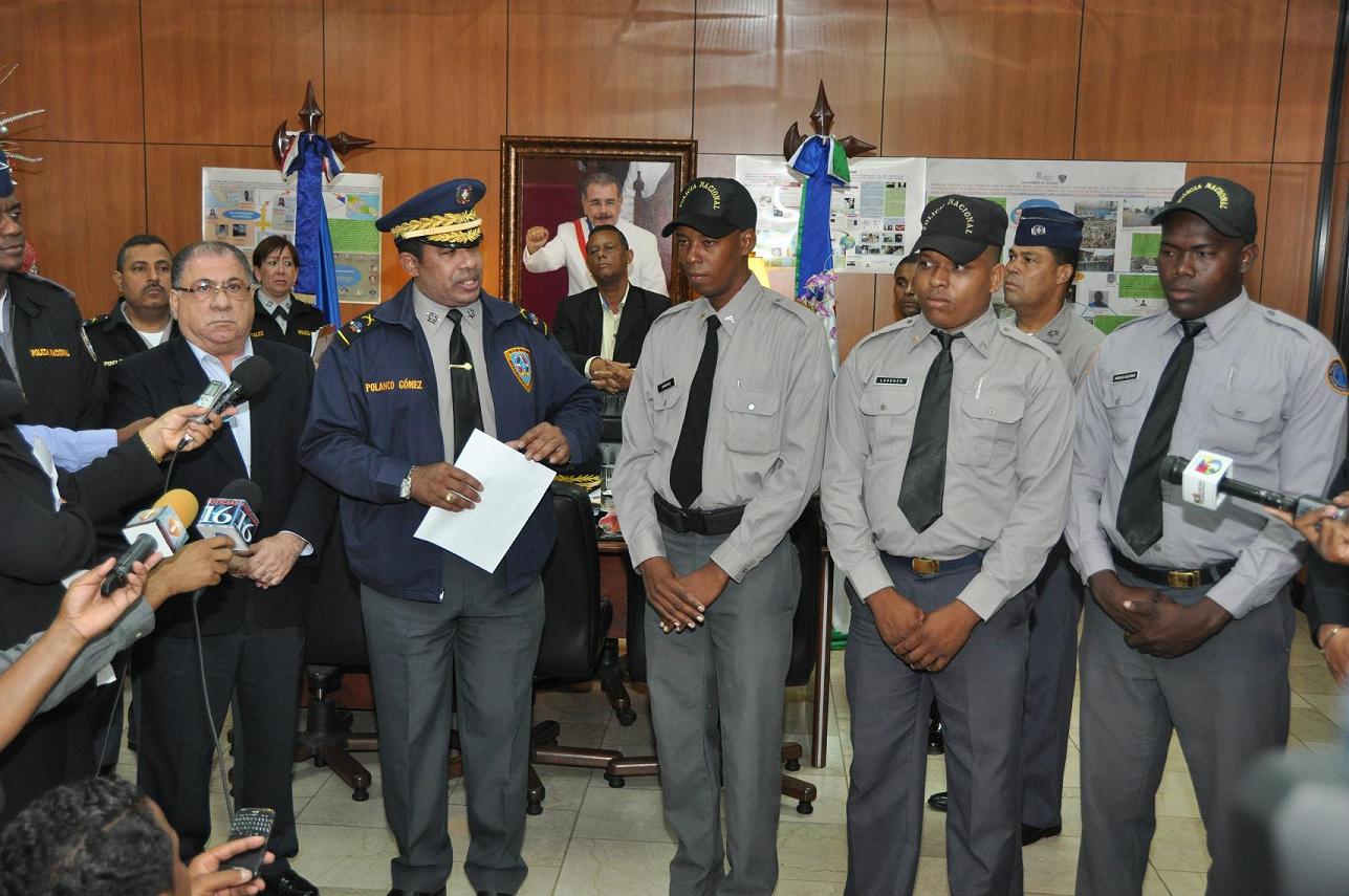 Reconocen agentes salvaron vida de mujer.