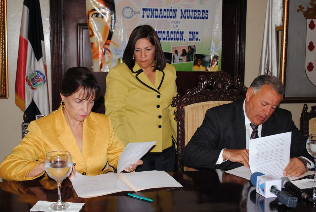 Alcaldía de Santiago firma acuerdo con la Fundación Mujeres por la Educación